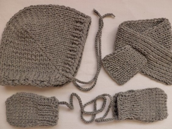 Weiche und anschmiegsame handgestrickte Babymütze aus reiner Merinoschurwolle - passend dazu ein Paar Fäustlinge und ein Steckschal. Meine Mäuse hatten in den ersten 2 Jahren nur solche Mützen auf, sie halten schön warm ohne dass das Baby schwitzt.

Weitere Farben und Größen im Shop - Massanfertigung in Wunschfarbe möglich

Herstellungsart
handgestrickt

Verwendete Materialien
atmungsaktive kuschelig weiche 100% Merino-Schurwolle, bei 30°C im Wollprogramm waschbar

Größe/Maße/Gewicht
passend für Kopfumfang 39-42cm

dick gestrickt für den Winter

Farbe hellgrau