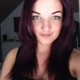 dunkelrote Haare!:D sieht in anderem licht rot aus, hier eher Lila, ich weiß:D aber ich mag's :D