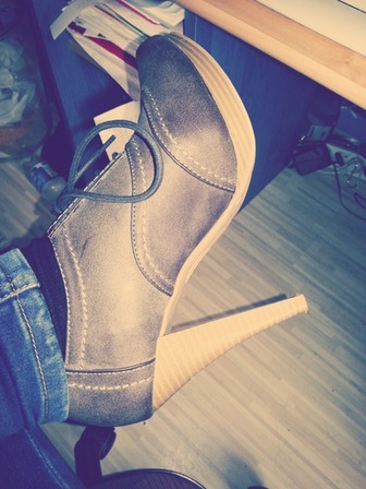 Würdet ihr solche Schuhe als fast 16 jährige tragen,  um z.b. Einkäufe in der Stadt zu machen?
(Oder sogar für die Schule (10te Klasse, Realschule) ?
:)