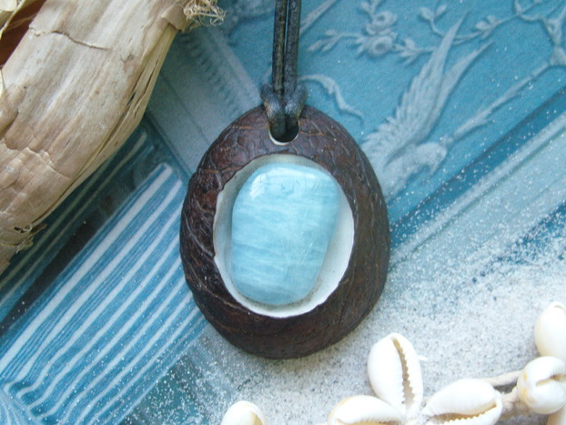 Holzschmuck Tagua - Nuss mit 1 großem Aquamarin Holzschmuck Tagua - Nuss mit 1 großem Aquamarin