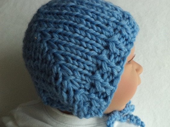 Weiche und anschmiegsame handgestrickte Babymütze für Neugeborene aus reiner Schurwolle. Meine Mäuse hatten in den ersten 2 Jahren nur solche Mützen auf, sie halten schön warm ohne dass das Baby schwitzt.

Weitere Farben und Größen im Shop - Massanfertigung in Wunschfarbe möglich

Herstellungsart
handgestrickt

Verwendete Materialien
atmungsaktive kuschelig weiche 100% Schurwolle, bei 30°C im Wollprogramm waschbar

Größe/Maße/Gewicht
passend für Kopfumfang 35-38cm

dick gestrickt - für die kälteren Tage

Farbe helles blau