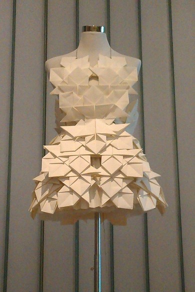 wie findet ihr des kleid? mega, oder? ist aus papier...aus nem museum :)