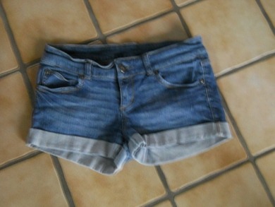 Nr1: Eine einfache Jeansshort, 2Euro :)