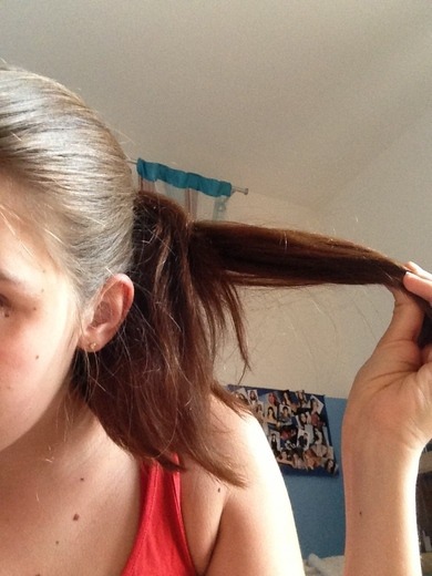 hey leute, ich brauch mal eure hilfe. ich hab wie ihr seht meine haare mal dunkler gefärbt und jetzt ist es schon total rausgewachsen. wisst ihr wie ich die farbe rausbekomm bzw wie kann ich sie ohne sie zu färben etc heller machen?       danke schon malfür die hilfe