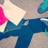 Als Schuloutfit für morgen okay?(:
Das zweite weiße da ist ein TankTop, weil der Pulli Strick und "gelöchert" ist.