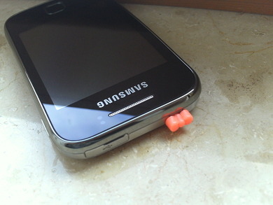 Handy-pins :) was ist schöner: schleife oder erdbeere? <3