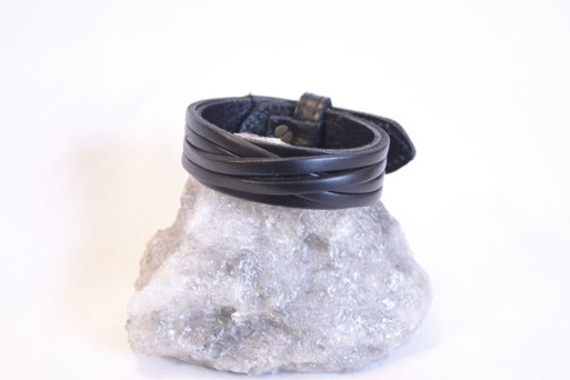 Dieses schöne Lederarmband im Vintage Stil besteht aus einem 2cm breitem echt Leder Streifen und einem weiteren Streifen der ineinander verflochten ist.
Ideal als Geschenk für Männer.
Das Armband hat einen Vintage Look und wird auch gerne als Rocker / Biker Armband bezeichnet. Das Lederarmband hat drei einstellbare Größen 18,5 cm, 20cm und 22cm. Dieses schöne Lederarmband im Vintage Stil besteht aus einem 2cm breitem echt Leder Streifen und einem weiteren Streifen der ineinander verflochten ist.
Ideal als Geschenk für Männer.
Das Armband hat einen Vintage Look und wird auch gerne als Rocker / Biker Armband bezeichnet. Das Lederarmband hat drei einstellbare Größen 18,5 cm, 20cm und 22cm.