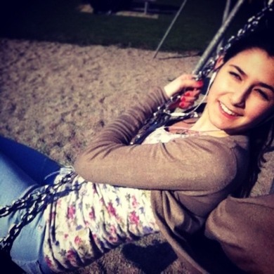 ich hab mich voll auf das warme Wetter gefreut, und dann fängt es an zu schneien. einfach so . ._. ( Dieses Bild entstand , als es NOCH SONNE HATTE.). Wie findet ihr es eigentlich ? :/