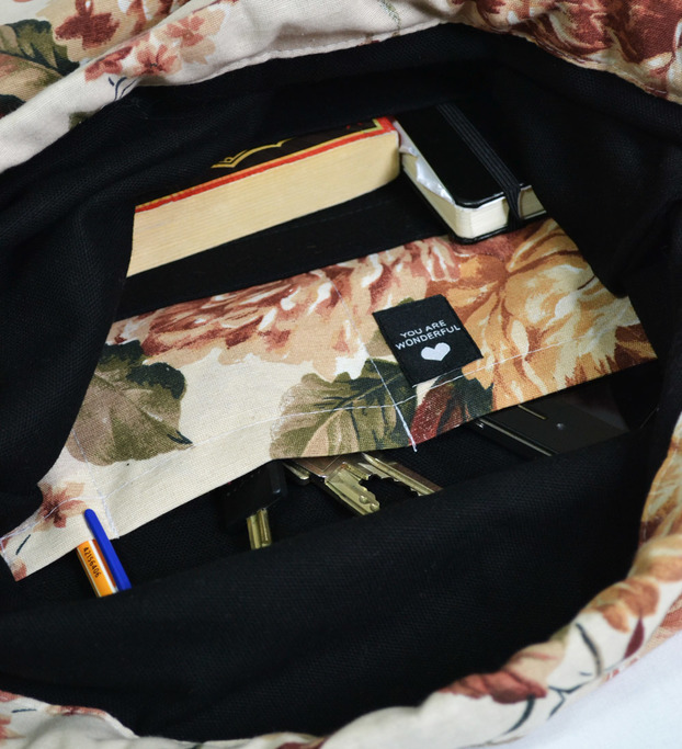 Wundertüte Landhaus Auf Schwarz. Handgemachter Turnbeutel. Groß und stark durch doppellagigen Stoff. Mit Innentasche für all deinen Klüngel. Wundertüte Landhaus Auf Schwarz. Handgemachter Turnbeutel. Groß und stark durch doppellagigen Stoff. Mit Innentasche für all deinen Klüngel.