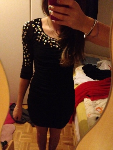 Wie findet ihr mein Kleid ?:)(sorry wegen demHintergrund ^^ Kleider und soo ...)
