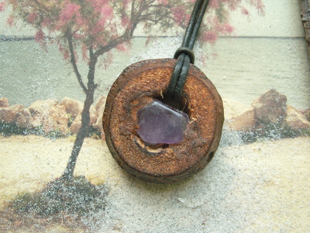 Eucalyptus Frucht Schmuck Anhänger mit 1 Amethyst Eucalyptus Frucht Schmuck Anhänger mit 1 Amethyst