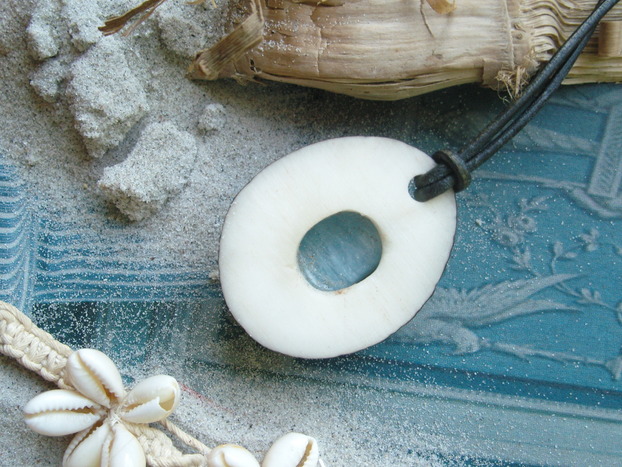 Holzschmuck Tagua - Nuss mit 1 großem Aquamarin Holzschmuck Tagua - Nuss mit 1 großem Aquamarin