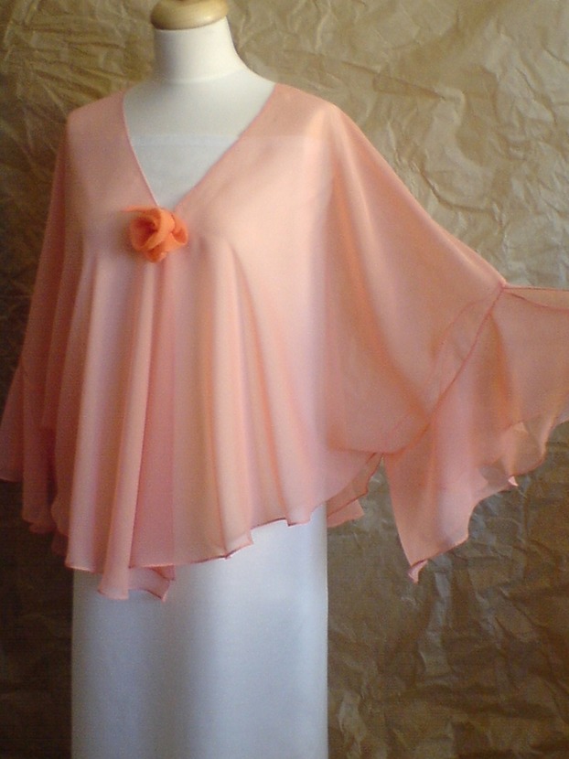 luftig duftige Chiffon-Bluse mit farblich abgestimmter Chiffon-Rose vorne am Verschluß
