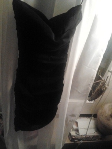 Neues Kleid,sieht jetzt nicht soo schön speziel aus aber angezogen ist es wunderschön:))ich stell dann noch mal ein foto rein wo ichs angezogen hab.. Ist trägerlos:)))wie findet ihrs!?=)