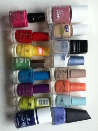 das sind meine magellacke... welchen findet ihr am schönsten? könnt ihr mir vll. eine farbe sagen, die ich noch nicht hab und andere nagellacke empfehlen? kommis bitte!