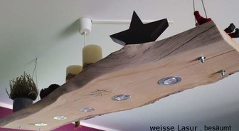 Produkttitel: Deckenlampe Hängelampe Holz Eiche besäumt - Shopname: Bu-rel
1,50m mit 5 LED´s je 5 Watt dimmbar, warmweiss

Wir bieten hier eine handgefertigte Hängelampe incl. LED Einbaustrahlern und incl. Befestigungsmaterial für die Aufhängung. 
Mit dabei ein Stahlseil für eine Aufhängung bis 100 cm ab Decke. Super dekorative Hängelampe, die sich immer wieder neu bzw. dem Anlass entsprechend dekorieren lässt.

Maße: 150 cm und ca 25-40 cm breit und 3-4 cm stark

Sie erhalten hier nach Kauf einen Bausatz einer Deckenlampe. Dieser beinhaltet den fertigen Lampenkörper und LED Einbaustrahler mit Ce zeichen welche in die vorgebohrten Löcher eingeklickt und rückseitig noch angeschlossen werden müssen. Diese Arbeiten sind lt. Gesetz von Fachpersonal durchzuführen.
Die Fotos zeigen eine fertig zusammengebaute Lampe! Die abgebildete Dekoration ist nicht im Lieferumfang enthalten
Jede Lampe ist eine Einzelanfertigung und vom Umtausch ausgeschlossen! Der Rechnungsbetrag enthält gemäß § 19 UStG keine Steuern auf den Umsatz.

HINWEIS

Die Breite, die Formgebung und die Ränder können variieren, da das Holz naturbelassen und die Ränder nicht begradigt werden. Holz ist ein Naturprodukt, welches Farbdifferenzen und wachstumsbedingte Unregelmäßigkeiten aufweisen kann. Abweichungen in Struktur und Farbe zwischen Teilen eines Möbelstückes oder gegenüber anderen Möbelstücken aus dem gleichen Material bleiben vorbehalten, soweit diese in der Natur der verwendeten Materialien liegen und handelsüblich sind. Holz kann sein Volumen ändern, was zu Verwerfungen, Passungenauigkeiten und Rissbildungen führen kann. Derartige Umstände stellen keine Mängel dar und berechtigen den Kunden nicht zur Geltendmachung von Gewährleistungsrechten.

Lieferzeit kann 14 Werktage dauern, da jede Lampe eine Maßanfertigung ist. 
Das Holz in Natur ist nur gehobelt und geschliffen und kann nach eigenen Wünschen (auch farblich) noch behandelt werden.

Lieferumfang:
Lampenkörper, LED-Einbaustrahler, Stahlseil 3mm x 5m, 4 Hutmuttern, 4 Unterlegscheiben
4 Ringschrauben, Seilklemmen
Deckenhaken sind nicht im Lieferumfang enthalten.

Weitere Varianten finden Sie auf www.bu-rel.de.

Bitte nach Kauf die Farbe ( palisander, Lasur, weiss) oder Natur angeben.