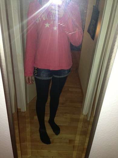 kann ich das so anziehen? der Pulli ist eher koralle:)