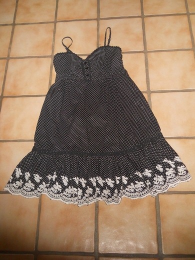 Nr5: Ein schwarzes Kleid mit weißen Punkten :)
