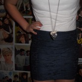 Das weiße Top ist zu langweilig oder? Was könnte ich zu dem Rock anziehen? xx