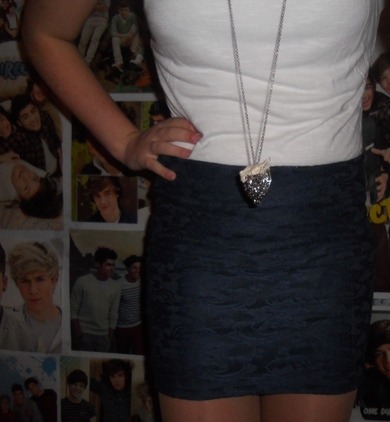 Das weiße Top ist zu langweilig oder? Was könnte ich zu dem Rock anziehen? xx Das weiße Top ist zu langweilig oder? Was könnte ich zu dem Rock anziehen? xx