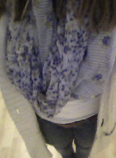 Wie findet ihr das Outfit ;) ? Sorry, die Quali ist echt nicht gut... -_- Wie findet ihr das Outfit ;) ? Sorry, die Quali ist echt nicht gut... -_-