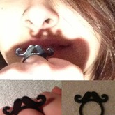 Würdet ihr den Ring tragen? Wie findet ihr Moustache allgemein?