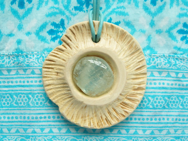 Holzschmuck Anhänger Treibholz mit 1 Aquamarin