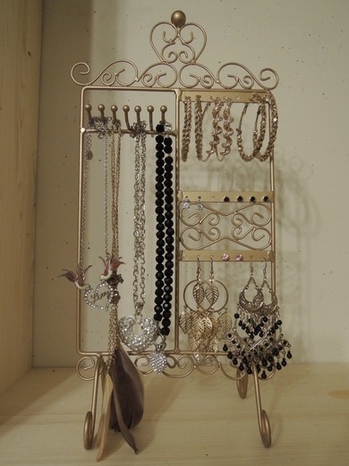 wer mag auch soo gerne schmuck wie ich ? 
ist der kleinste teil von meinen schmuck hab noch mehr =)