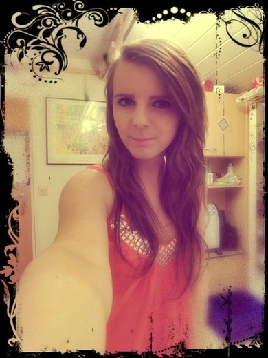 Hey leute ich bräuchte eure hilfe
ich möchte gerne haare färben in blond normales blond kein platin blond würde es zu mir passen meine haare sehn davei aus wie vom linken bild würde blond zu mir passen ? Hey leute ich bräuchte eure hilfe
ich möchte gerne haare färben in blond normales blond kein platin blond würde es zu mir passen meine haare sehn davei aus wie vom linken bild würde blond zu mir passen ?