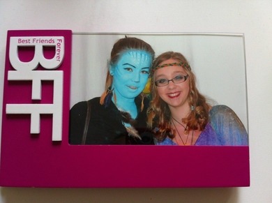 Ich und meine ABF an Karneval! ❤ Sie hat am Wochenende Konfirmation und ich möchte ihr das gerne schenken! Ist das so ok?!? Oder soll ich noch was dazu tun? Wir fahren allerdings schon Morgen Früh! ❤ ;( Wie findet ihr das Bild generell? Kommis bitte!? ❤✌❤✌