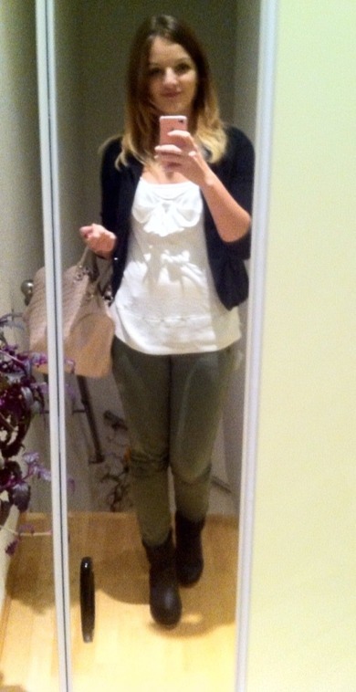 die Hose ist eig ein starkes Oliv-Grün und die Schuhe sind keilstiefeletten - gefällts euch?:)