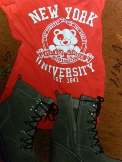 welche schuhe passen besser auf das oberteil???????????
ihr könnt mich auch gerne followern !!!!!!!!!!!!!!!!!!!!=))))))))