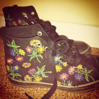 Blümchen Chucks!!! ✌ Wie findet ihr die? Würdet ihr die tragen! Was kann man dazu anziehen bzw. gibt es No-Go's zu diesen Schuhen! Kommis bitte! ❤~❤. ✌✌