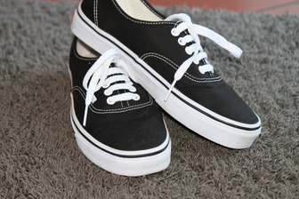 schwarze Vans oder weisse Chucks