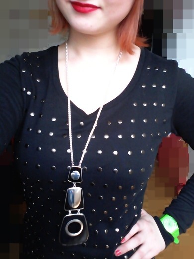 Der Pulli und die Kette? Nicht unbedingt in Kombination, aber was haltet ihr von den beiden Sachen? :)