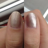 Goldener Nagellack.             links: matt / rechts: normal Wie findet ihrs besser? :)