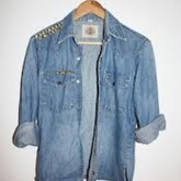 ich hab ne fraage. ich hab ein jeanshemd von meinem freund bekommen. Da es von ihm ist es für mich wie n'oversize hemd. Was könnte man dazu tragen?? tragen werde ich es sowieso, egal ob es nun in ist oder nicht;P aber ich weiss nicht was dazu anziehen..leggins?? jeans?? un was für schuhe...sollte ich das hem offen lassen usw. dankee;)) p.S es ist nicht genah das hemd aber fast;)