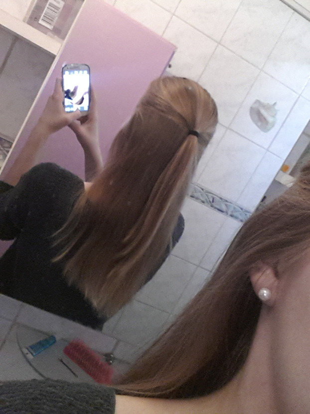 Ist die Friseur ok ;) ? Voll schwer sich von hinten zu fotografieren :D