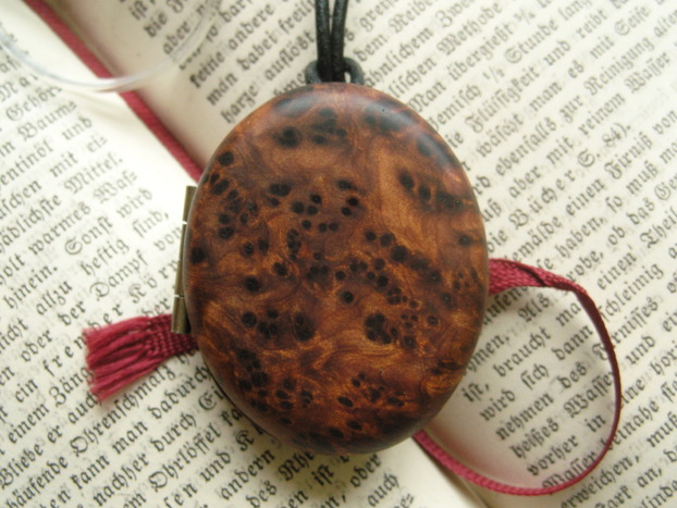 Foto Medaillon aufklappbar Thuja Maser Handarbeit Foto Medaillon aufklappbar Thuja Maser Handarbeit