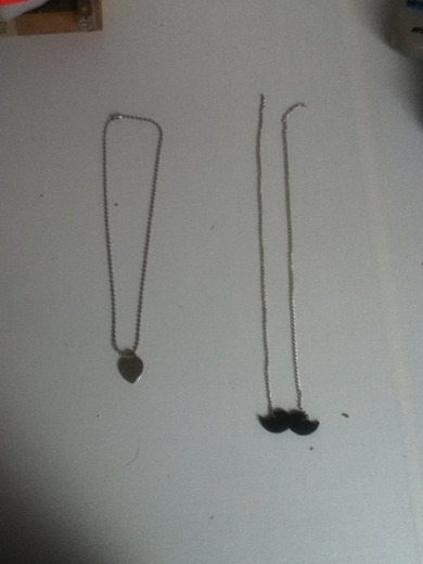 ihr könnt entscheiden den herz Kette oder der Trendy schnurrbart Kette ? welche passt zu euch ? oder zu dir ihr könnt entscheiden den herz Kette oder der Trendy schnurrbart Kette ? welche passt zu euch ? oder zu dir