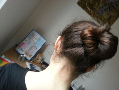 Kann man sich mit einem so schlecht gemachten dutt vor die tür wagen?;D Kann man sich mit einem so schlecht gemachten dutt vor die tür wagen?;D