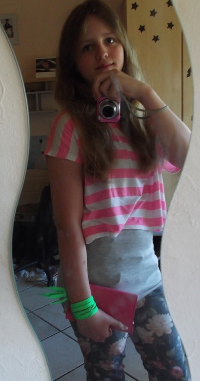 wie findet ihr jedes einzelnde teil??steht mir das?? das was ich in der hand habe ist ein portemonaie!!? kommentare bitte!<3 wie findet ihr jedes einzelnde teil??steht mir das?? das was ich in der hand habe ist ein portemonaie!!? kommentare bitte!<3