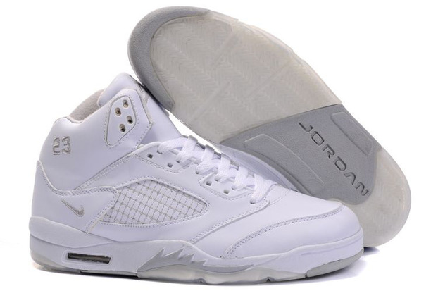hey :)) ich finde diese jordans eig total schööön *-* aber ich wollte jetzt mal gerne eure meinung zu ihnen wissen und fragen ob es sich überhaupt lohnt sie zu holen. Danke im Vorraus ♥