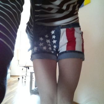 Da einige meinten die hose wäre zu lang, hab ich sie mal hochgekrempelt... ;) Besser?