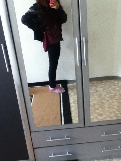 Outift hinten ist es lang und vorne hat so paar nieten &&'So Outift hinten ist es lang und vorne hat so paar nieten &&'So