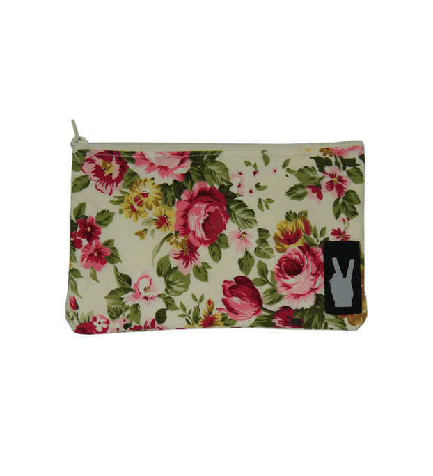 Kleinder Bruder - Weißerose. Kleine, handgemachte Tasche für deinen Klüngel. Abmessungen ca 20x13cm. Kleinder Bruder - Weißerose. Kleine, handgemachte Tasche für deinen Klüngel. Abmessungen ca 20x13cm.