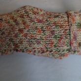 Kuschelig weicher anschmiegsamer Babycocoon sucht neuen kleinen Besitzer! Ich wurde mit viel Liebe und Geduld von Hand gestrickt und passe bis etwa Gr.68, also die ersten 3-6 Monate :-) --- Dieser Cocoon hüllt das Baby sanft ein und hält es schön warm ohne dass es schwitzt. Das hohe Bündchen lässt sich umschlagen und der Sack wird kürzer. Der Cocoon kann auch als Schlafsack genutzt werden, da die kleinen Babies noch relativ still liegen. Die Arme passen mit in den Cocoon so dass damit gepuckt werden kann.

Weitere Farben und Größen im Shop - Massanfertigung in Wunschfarbe möglich

handgestrickt

atmungsaktive kuschelig weiche 100% Merino-Schurwolle, bei 30°C im Wollprogramm waschbar

Länge 45cm mit umgeschlagenem Bündchen

Gesamtlänge ca. 52cm

Breite 21cm sehr dehnbar

Farbe dezent bunt