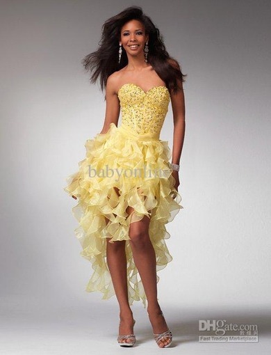 Welches Kleid sollte meine Cousine bei der Hochzeit tragen?
Sie ist die Tochter des Paares...
Sie hat dunkle haut, aber nicht ganz dunkel... 
Ihre Mutter ist weiß, ihr Vater farbig.
Welches dieser Kleider meint ihr, würde ihr stehen?
Sie hat so, naja, typische, braune, kleine gelockte Haare. ;)