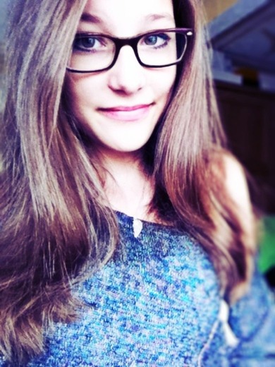 ich liiiiebe diesen Pulli *_* Übrigens ist er grau , er schimmert nur wegen dem licht so Blau :D