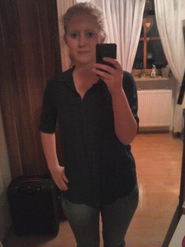 Hallo ihr :)
Ich hab mal eine Frage und zwar: schaut es besser aus wenn ich die Bluse in die Hose stecke oder sie normal trage? Und wie kann ich sie am besten kombinieren? Man sieht es vllt nicht so gut aber sie ist dunkelblau. LG :)